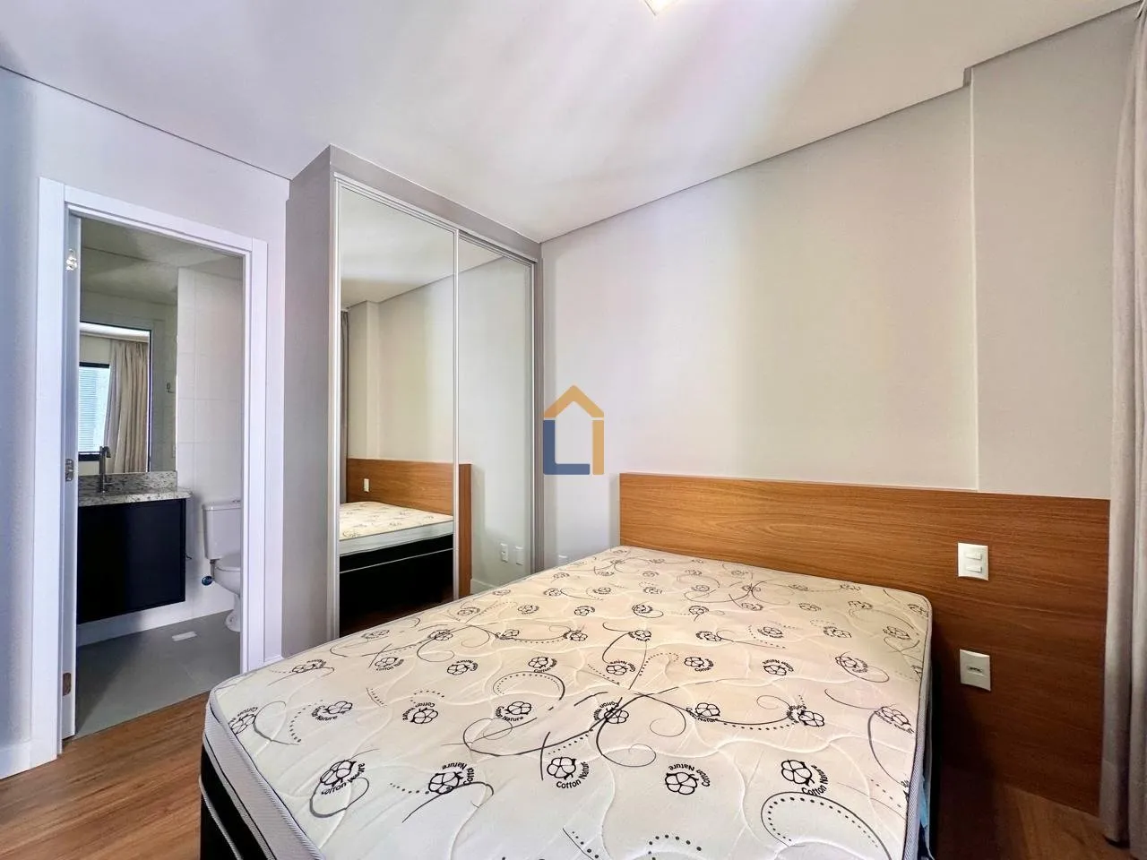 Furnished 26 m² apartment with a glass shower box — photo 11