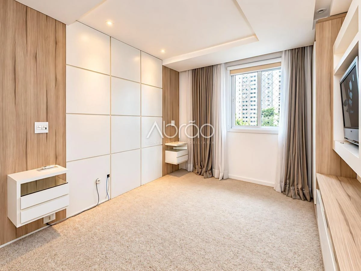 Furnished apartment, 192 m², with a glass-enclosed balcony — photo 6