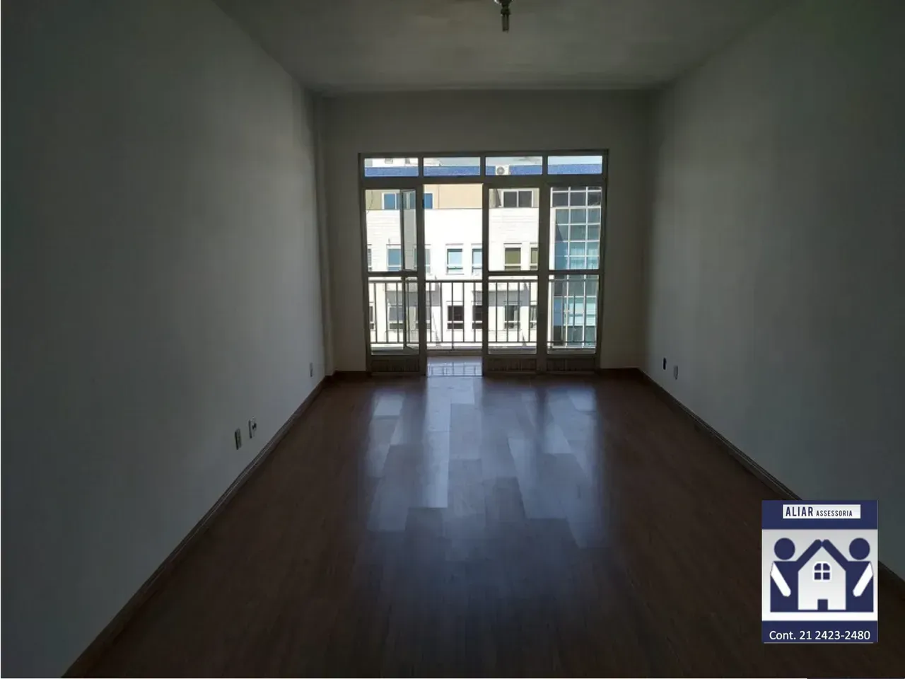 Apartment on the 6th floor with a glass-enclosed balcony — photo 3