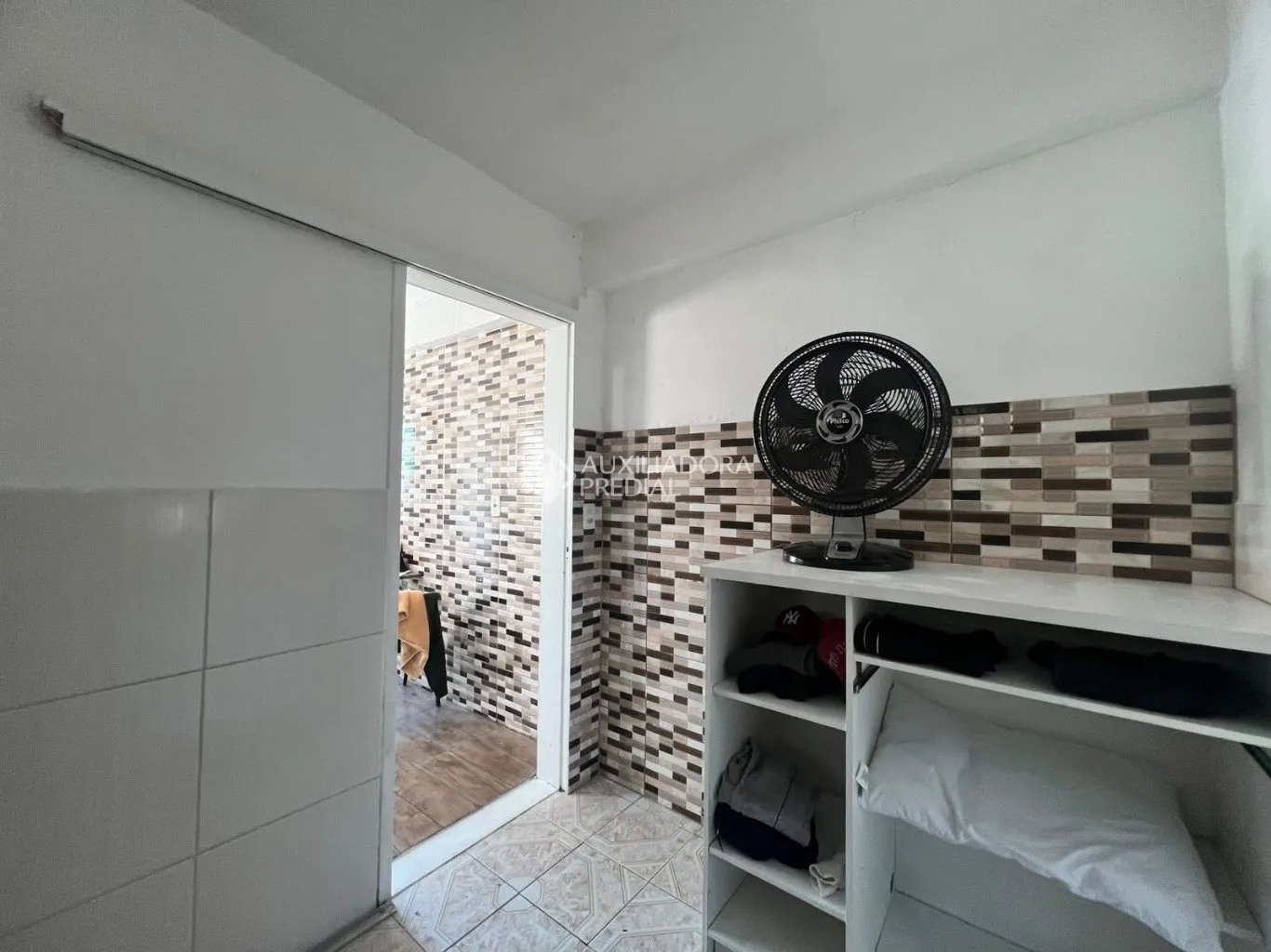 24 m² furnished studio with a compact gas kitchen — photo 13