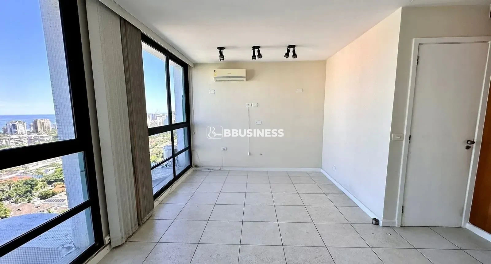 Penthouse with 3 bedrooms and 200 m², 5 bathrooms — photo 21