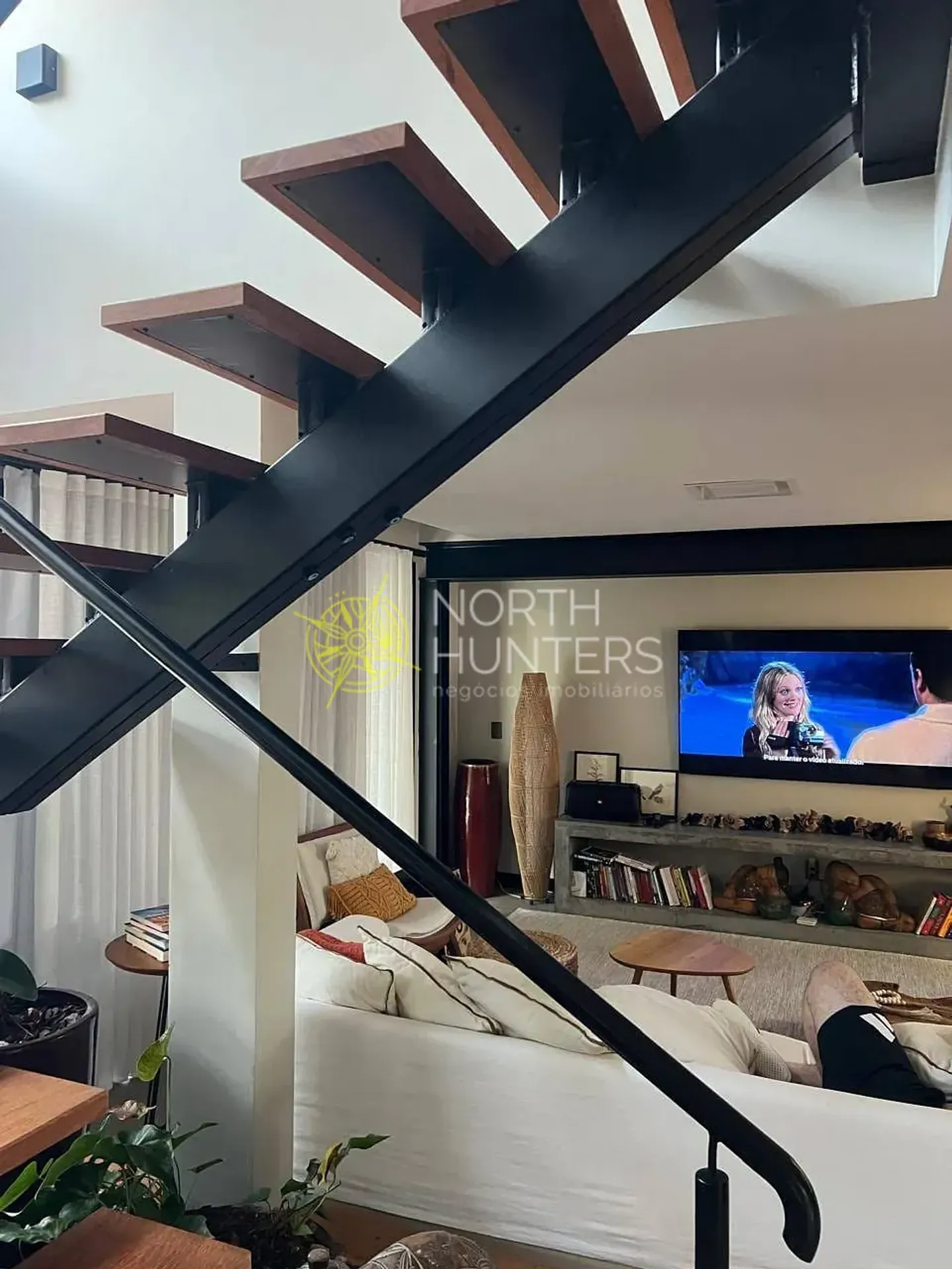 Casa mobiliada com 5 suítes e cozinha integrada