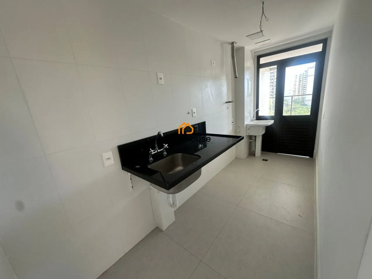 3-bedroom apartment with 3 bathrooms and a balcony — photo 2