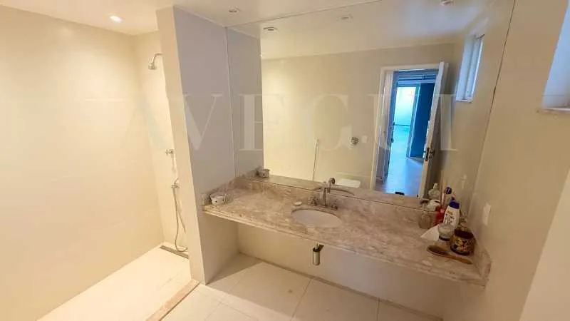210 m² apartment with a balcony, 3 bedrooms and 5 baths — photo 10