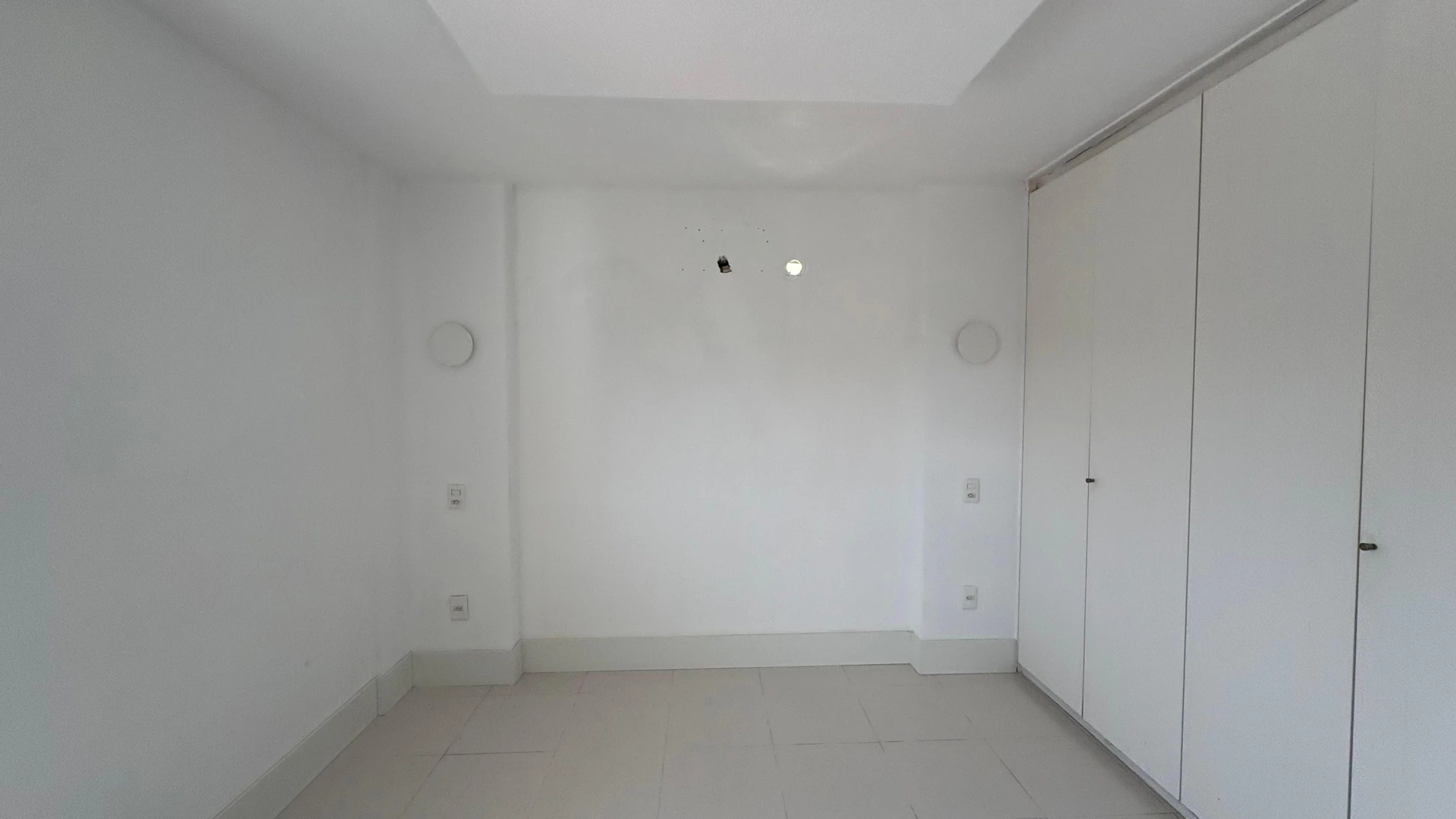 3-bedroom apartment with a glass-enclosed balcony — photo 22