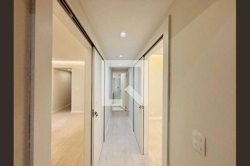Walk-in closet in a 3-bedroom apartment, 120 m² — photo 34