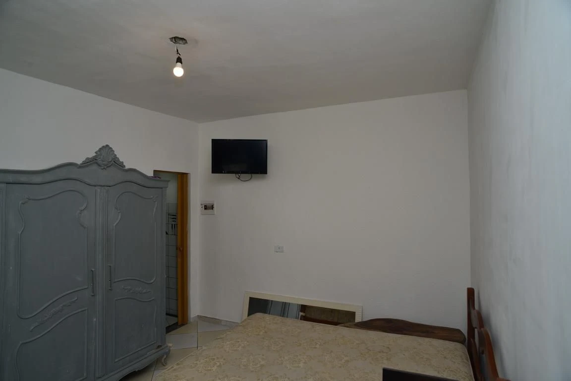 One-bedroom apartment in a building with a pool — photo 3