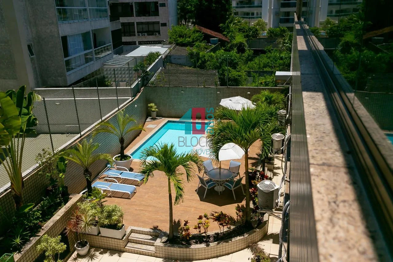 Glass-enclosed balcony in a 4-bedroom apartment, 226 m² — photo 15