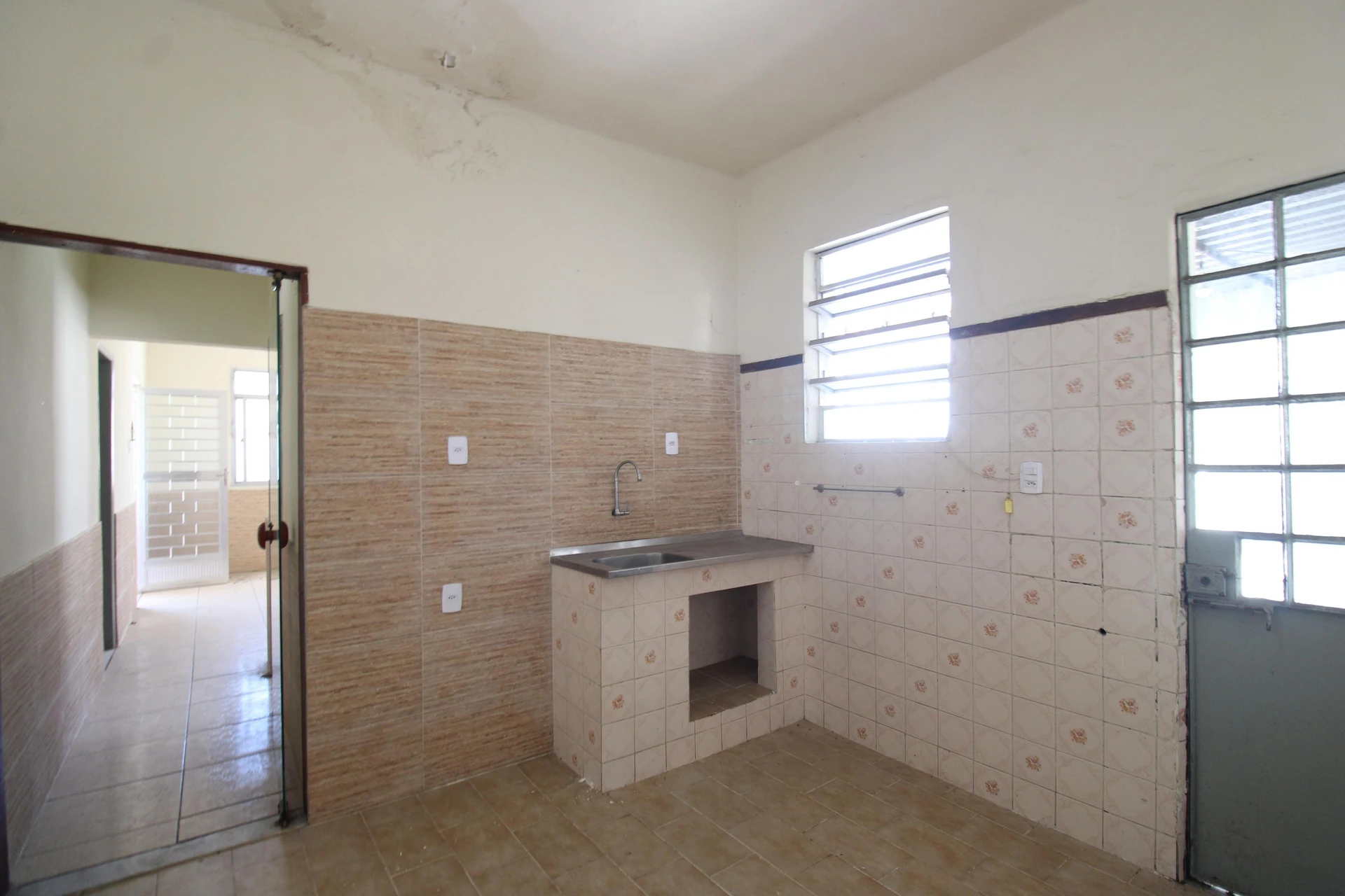 Unfurnished house with 3 bedrooms, 2 bathrooms and garden — photo 4
