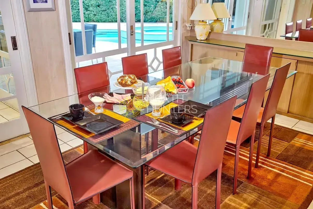 Меблированный дом 450 м²: 4 спальни-сьют и 4 парковки