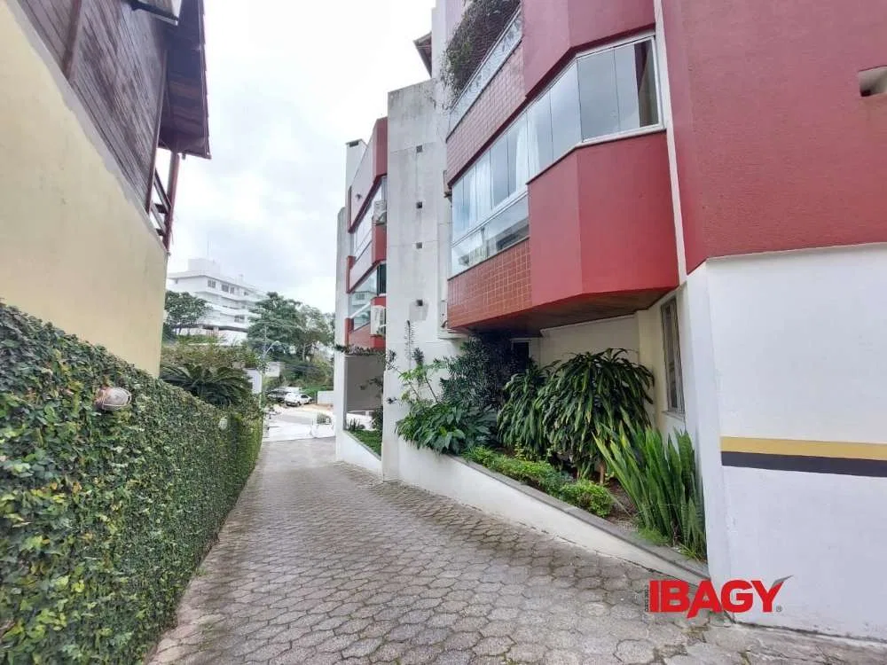 One-bedroom apartment with a water view — photo 13
