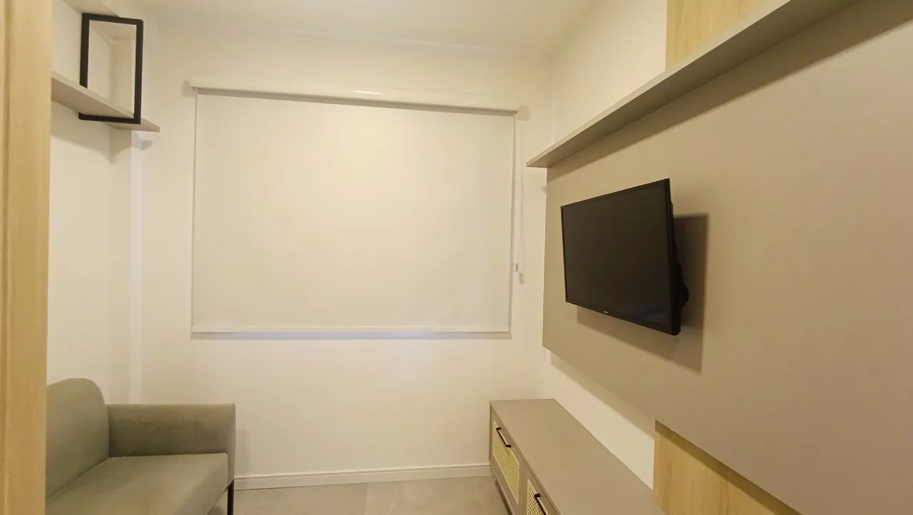 Furnished 1-bedroom apartment with glassed balcony — photo 3
