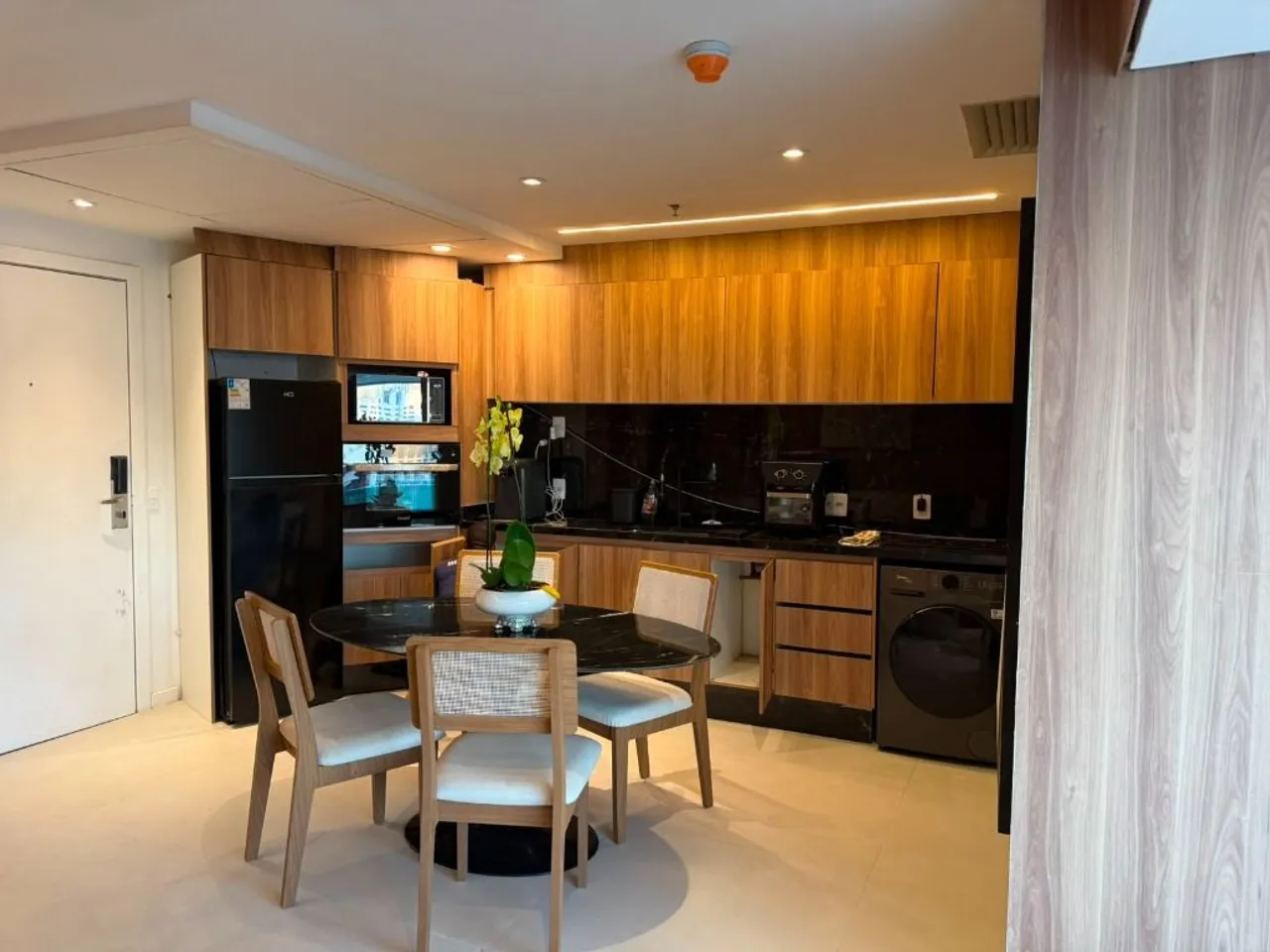 Furnished 1-bedroom apartment with enclosed balcony — photo 2