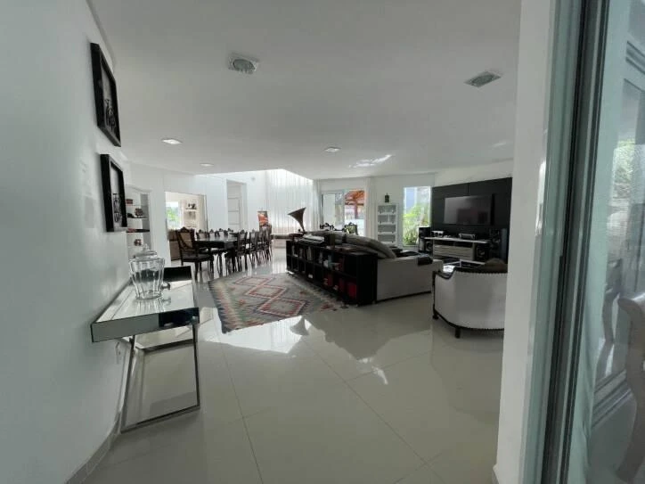 Ventanales de piso a techo y 4 dormitorios: casa de 400 m² — photo 32