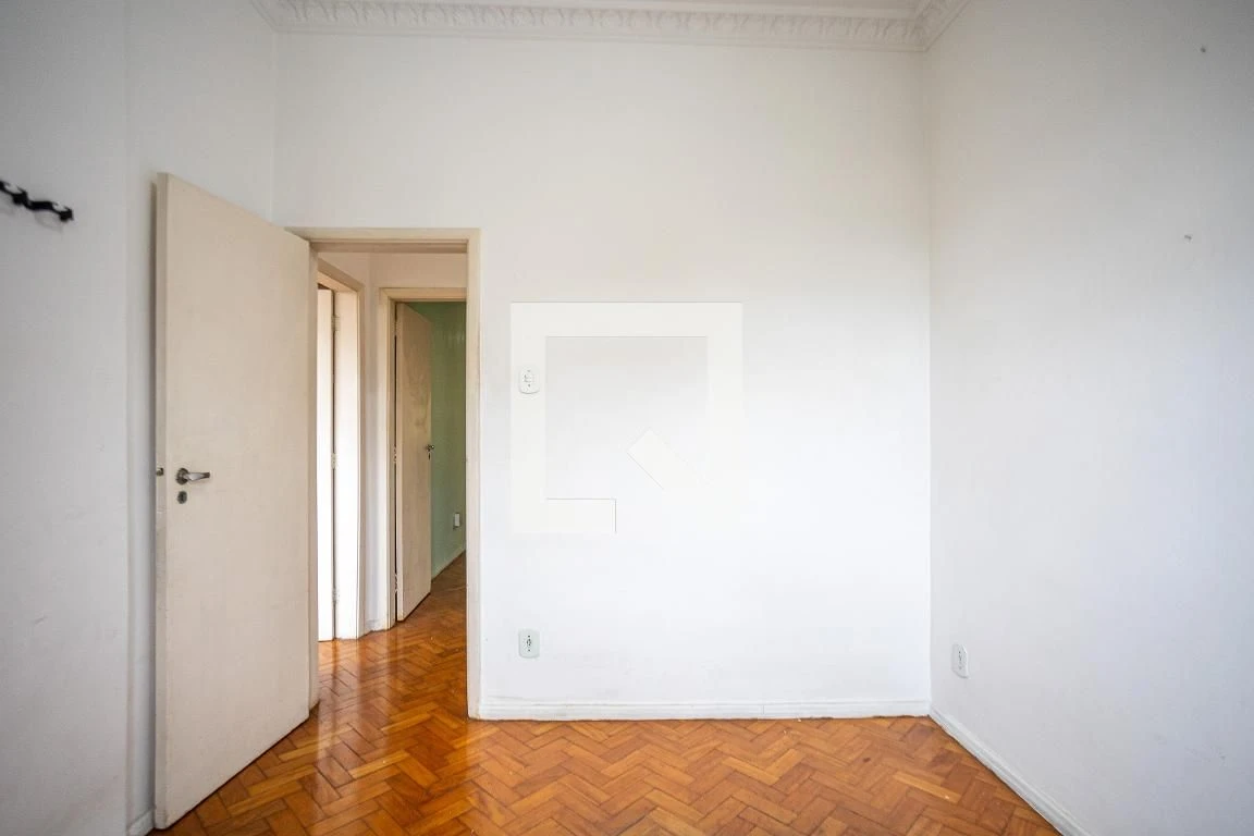 Wood or laminate floors in a 3-bedroom apartment, 85 m² — photo 14