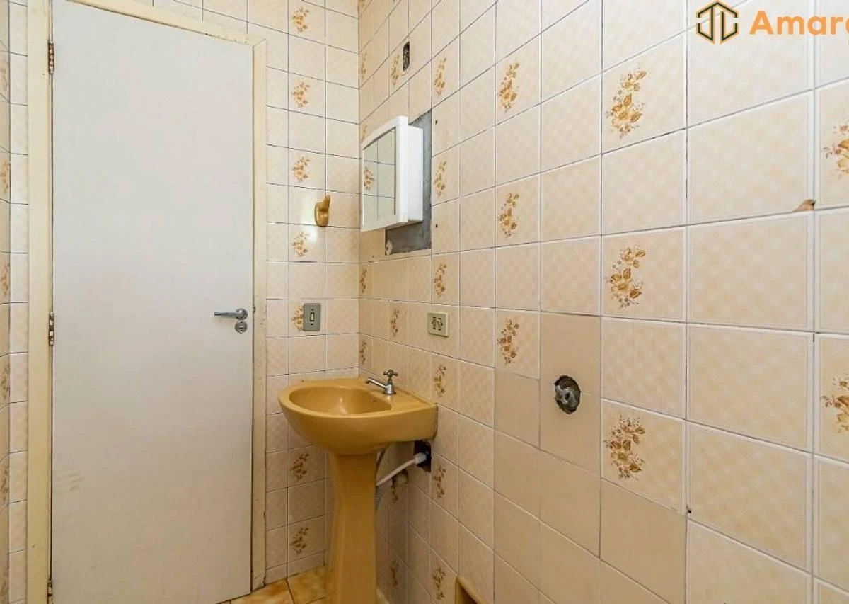Wood or laminate floors in a 3-bedroom house, 75 m² — photo 3