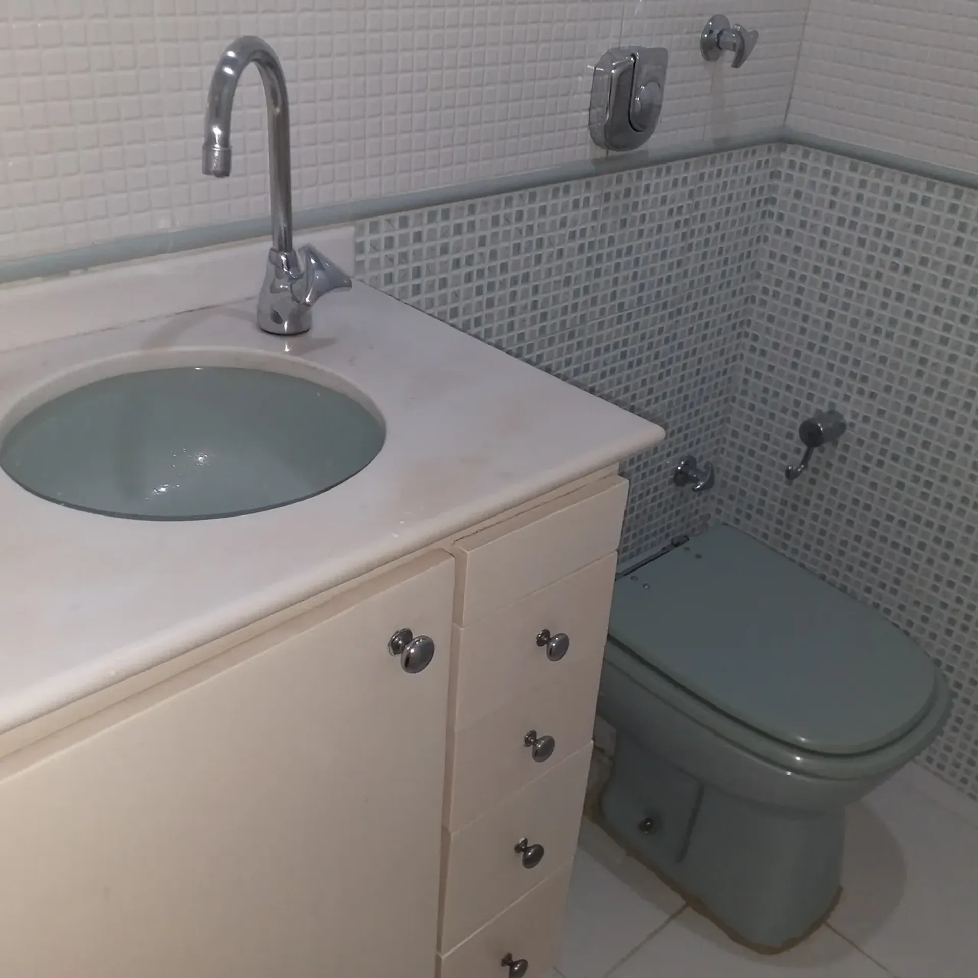 2-bedroom apartment with 3 bathrooms and glass shower — photo 7