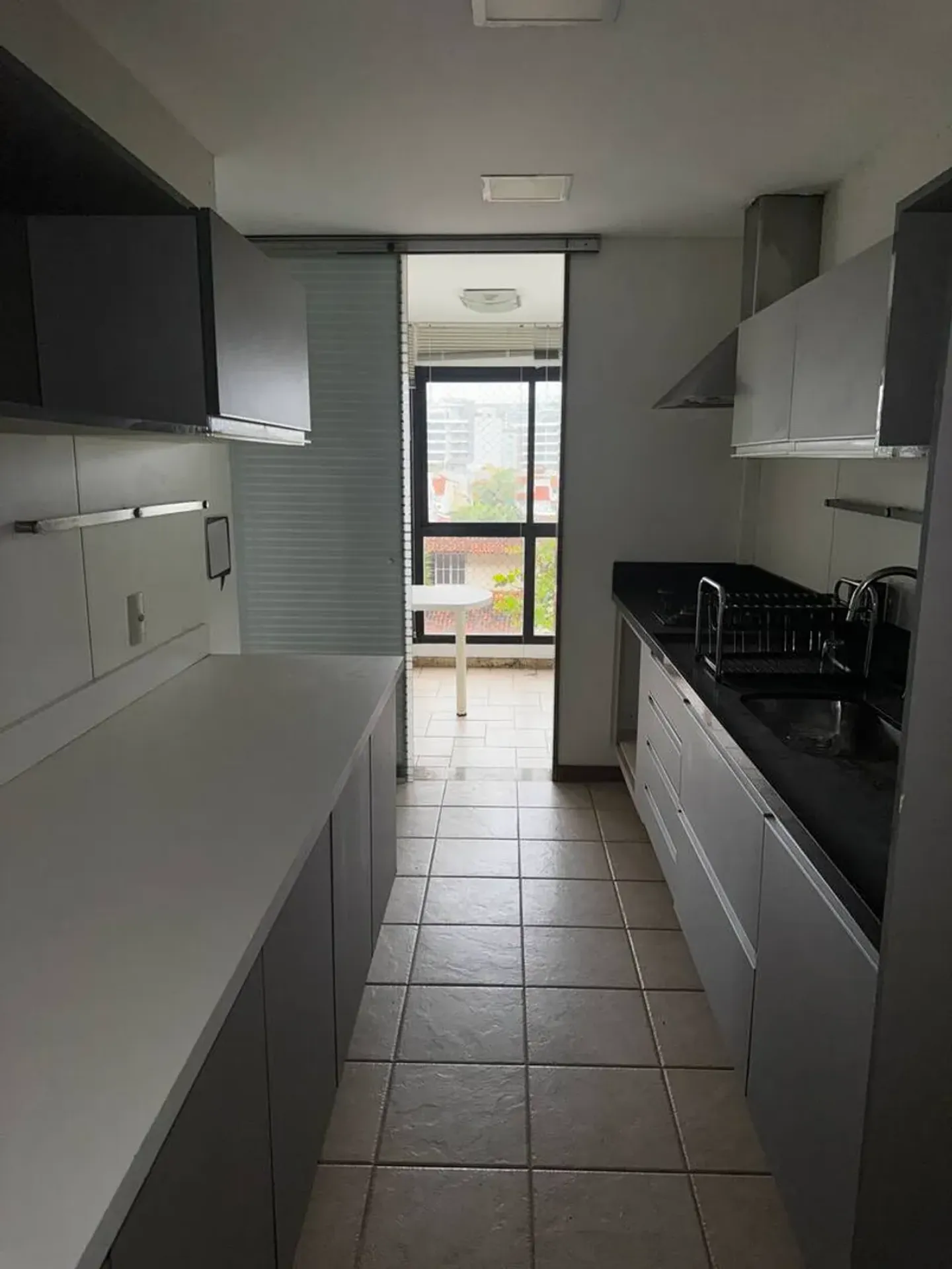Apartamento com 4 quartos e varanda de vidro — photo 22