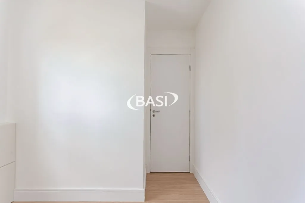 Glass-enclosed balcony in a 3-bedroom apartment, 80 m² — photo 44