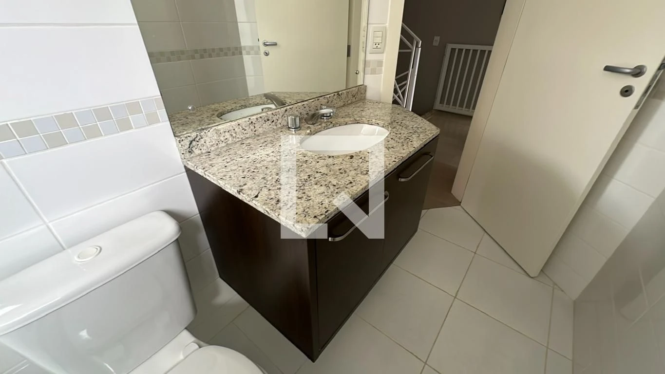 3-bedroom house with a glass-enclosed balcony in Curitiba — photo 44