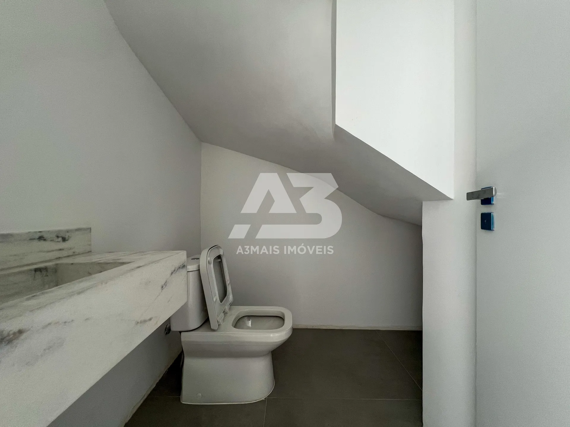 Glass-enclosed balcony in a 3-bedroom house, 137 m² — photo 6
