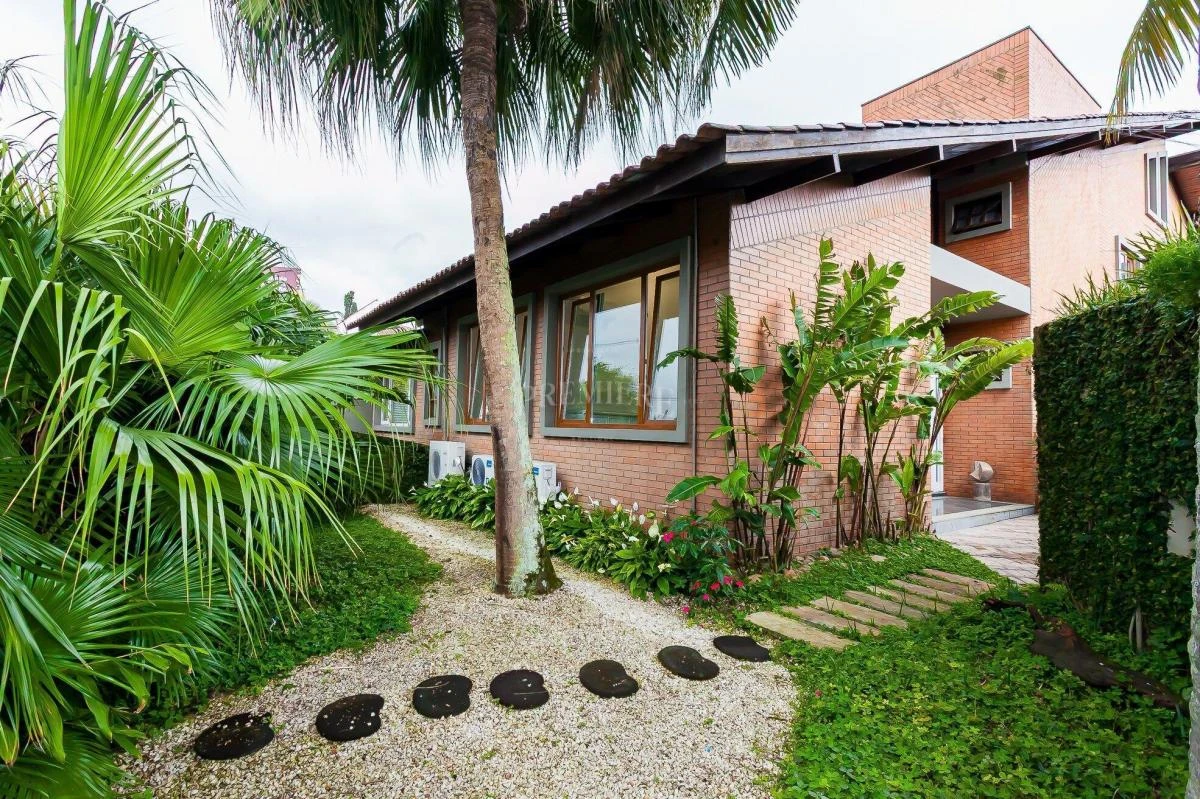 7-bedroom house with a home office in Curitiba — photo 23