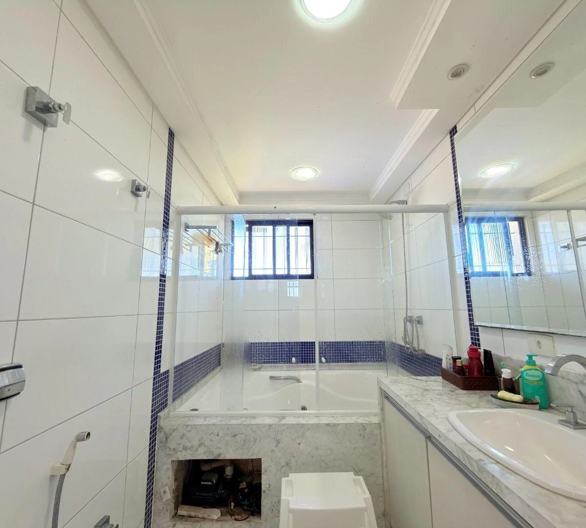 4-bedroom house with a bathtub in Curitiba — photo 23