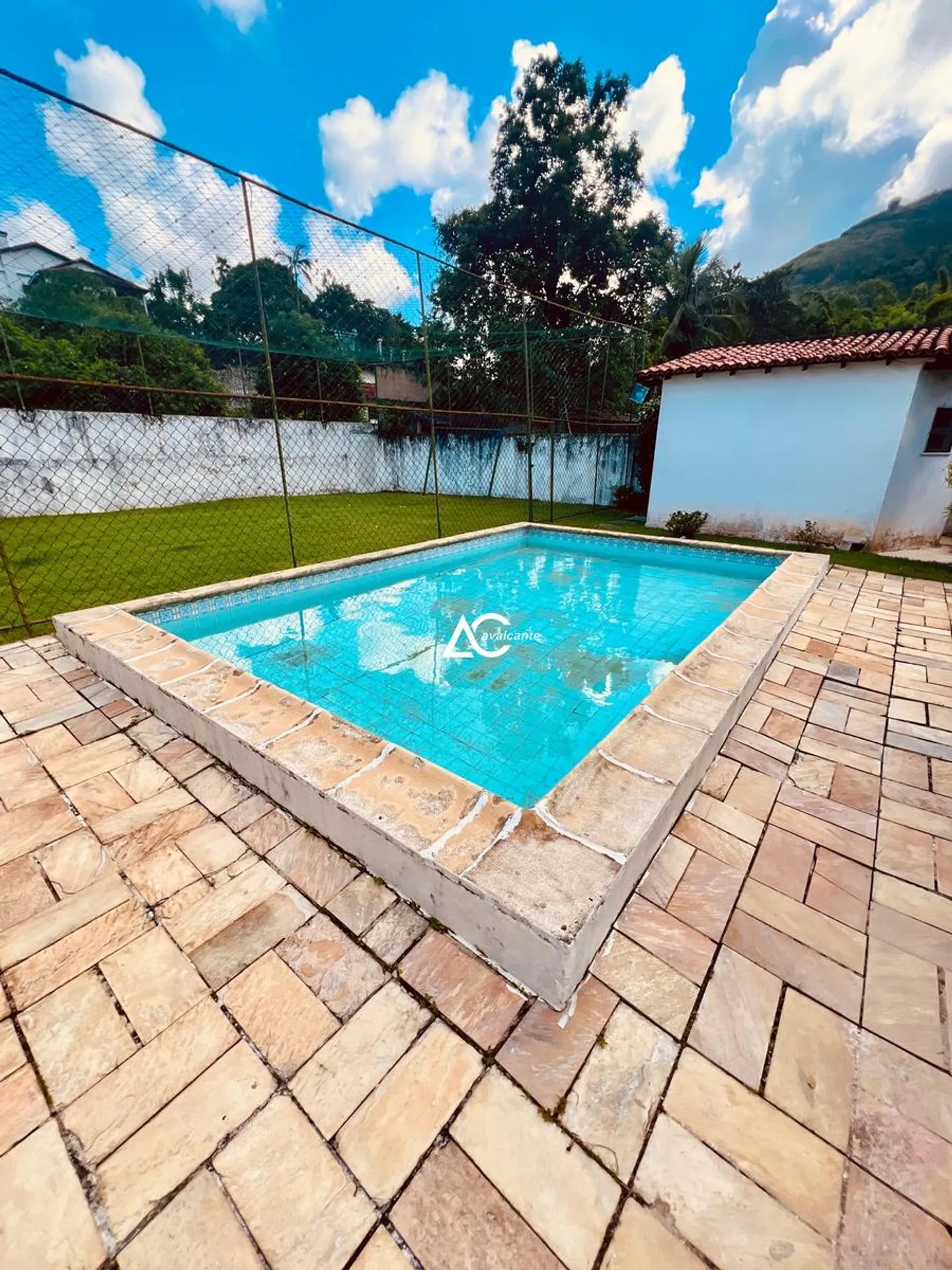House with 5 bedrooms and 5 bathrooms plus a pool — photo 47
