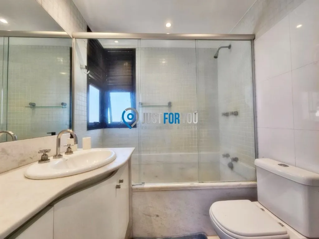 Furnished apartment with 4 bedrooms and 144 m² — photo 14