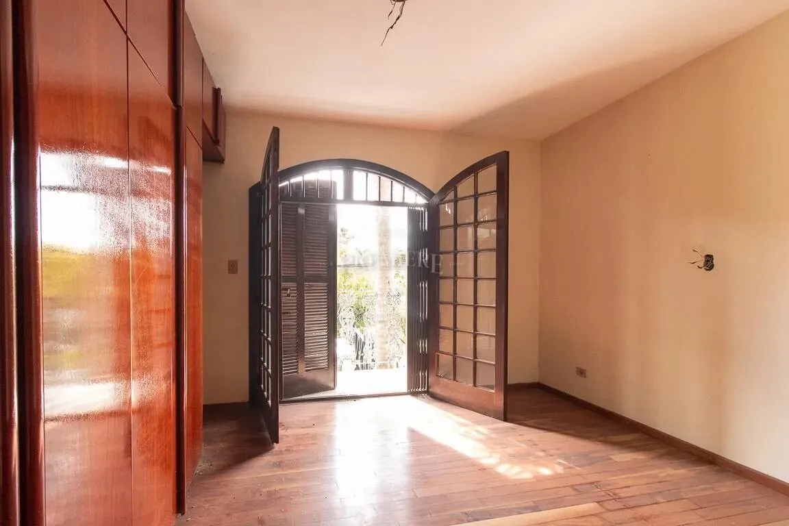 Furnished house with desk area and 6 bedrooms — photo 19