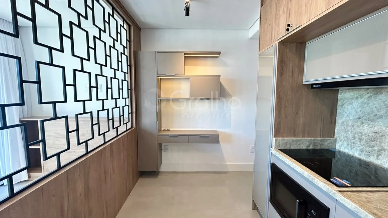 30 m² studio with floor-to-ceiling windows and a home office — photo 6