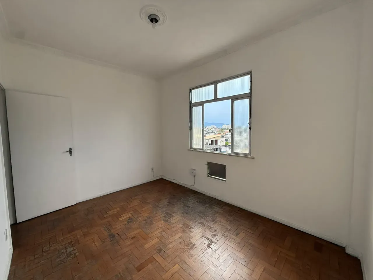 Apartamento de 2 quartos com piso de madeira ou laminado — photo 6