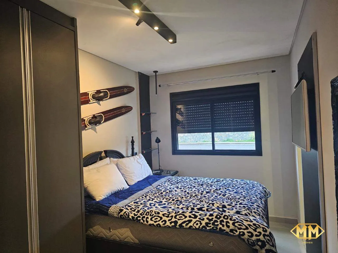 2-bedroom apartment in a building with a pool — photo 4