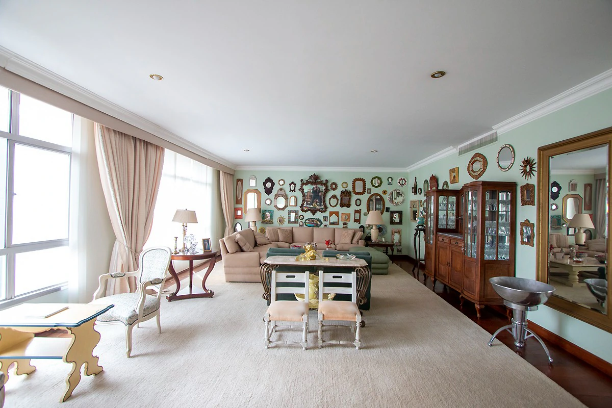 Glass-enclosed balcony in a 4-bedroom apartment, 382 m² — photo 3