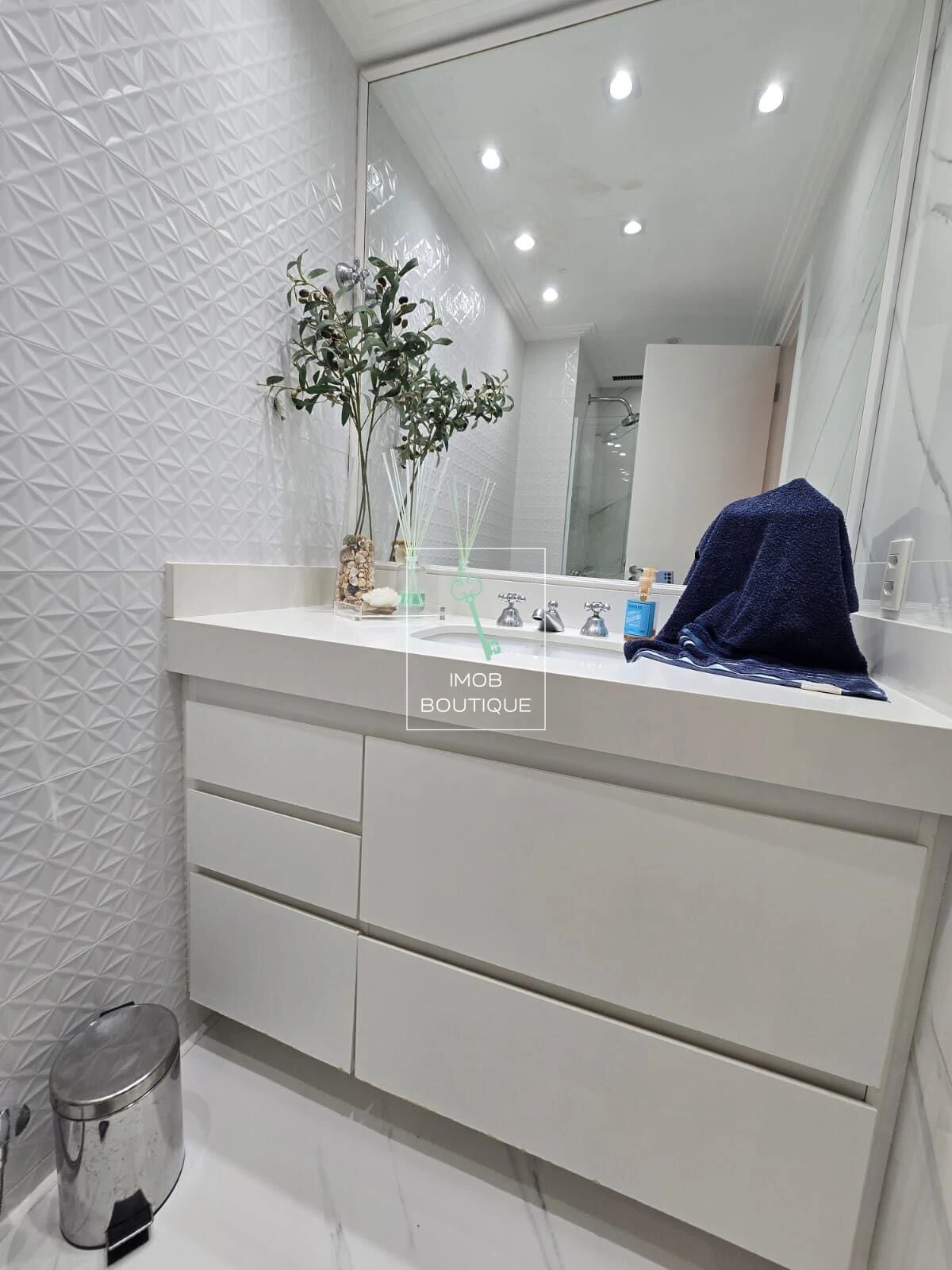 Furnished apartment, 88 m², with a glass-enclosed balcony — photo 3