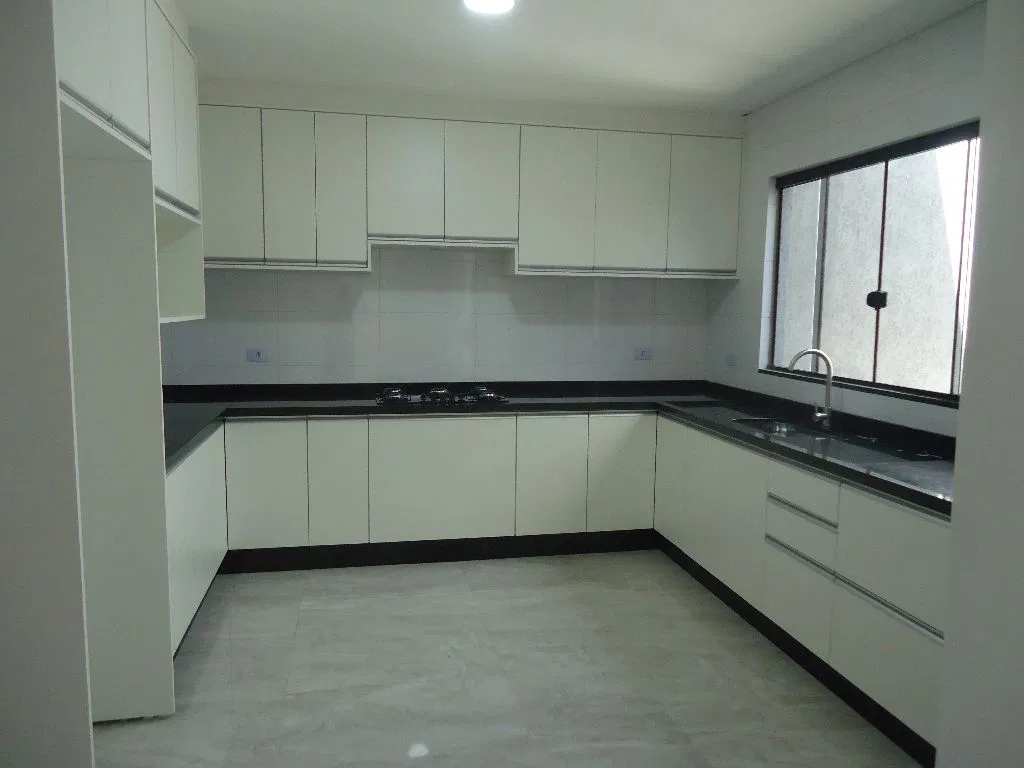 4-bedroom house with a walk-in closet — photo 2
