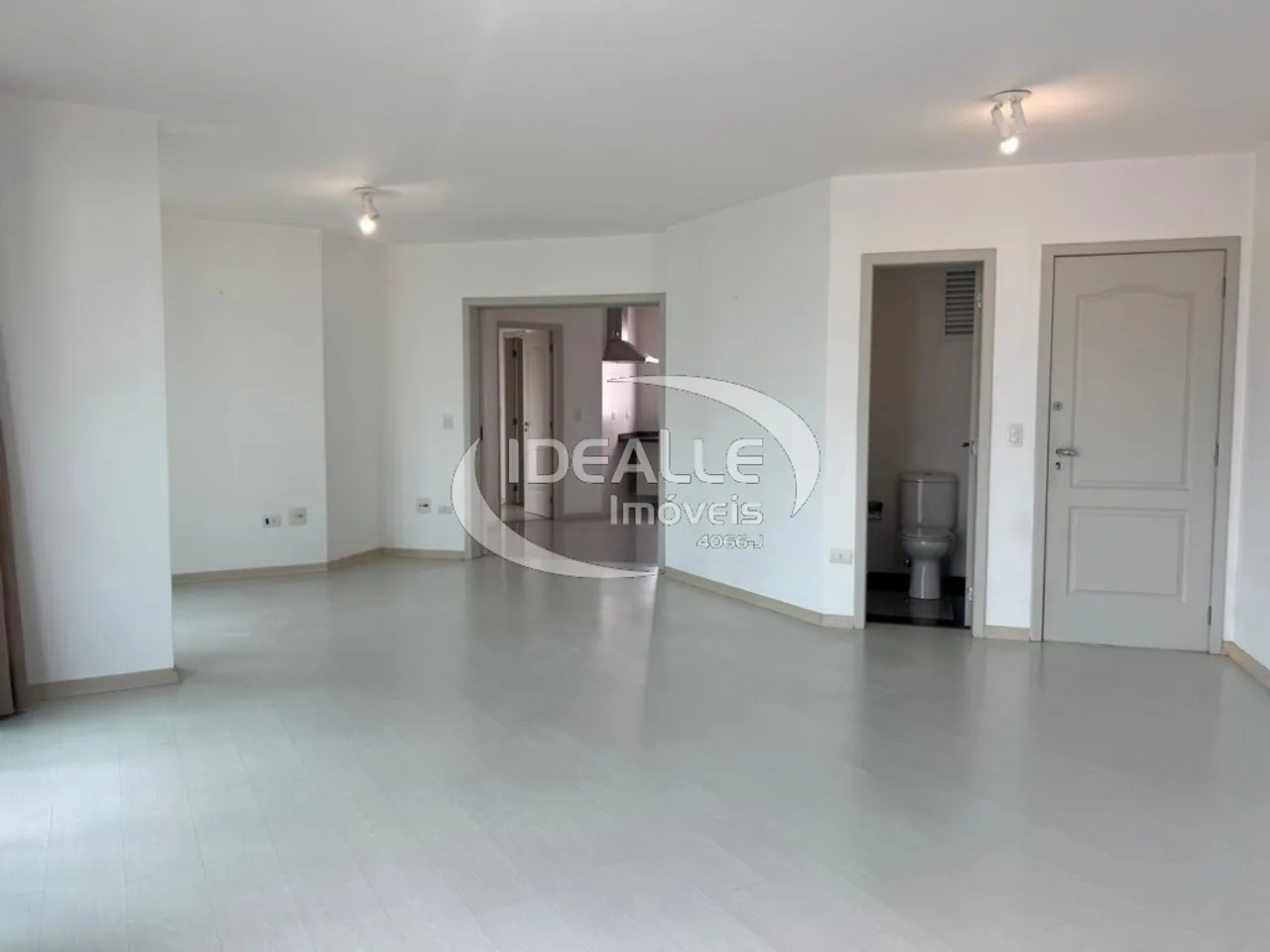 3-bedroom apartment with enclosed balcony and 2 parking spots — photo 4