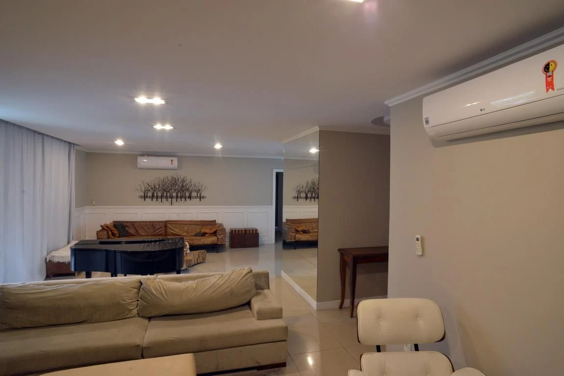 Jacuzzi in a 4-bedroom apartment, 233 m² — photo 22