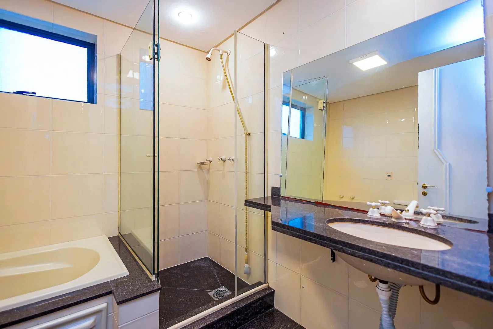 Furnished apartment with open-plan kitchen and 4 bedrooms — photo 22