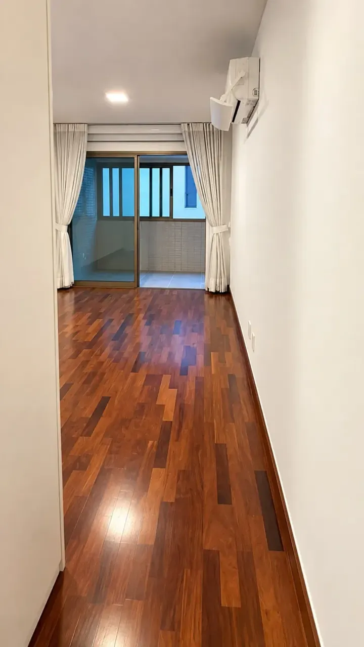 Wood or laminate floors in a 4-bedroom apartment, 260 m² — photo 15