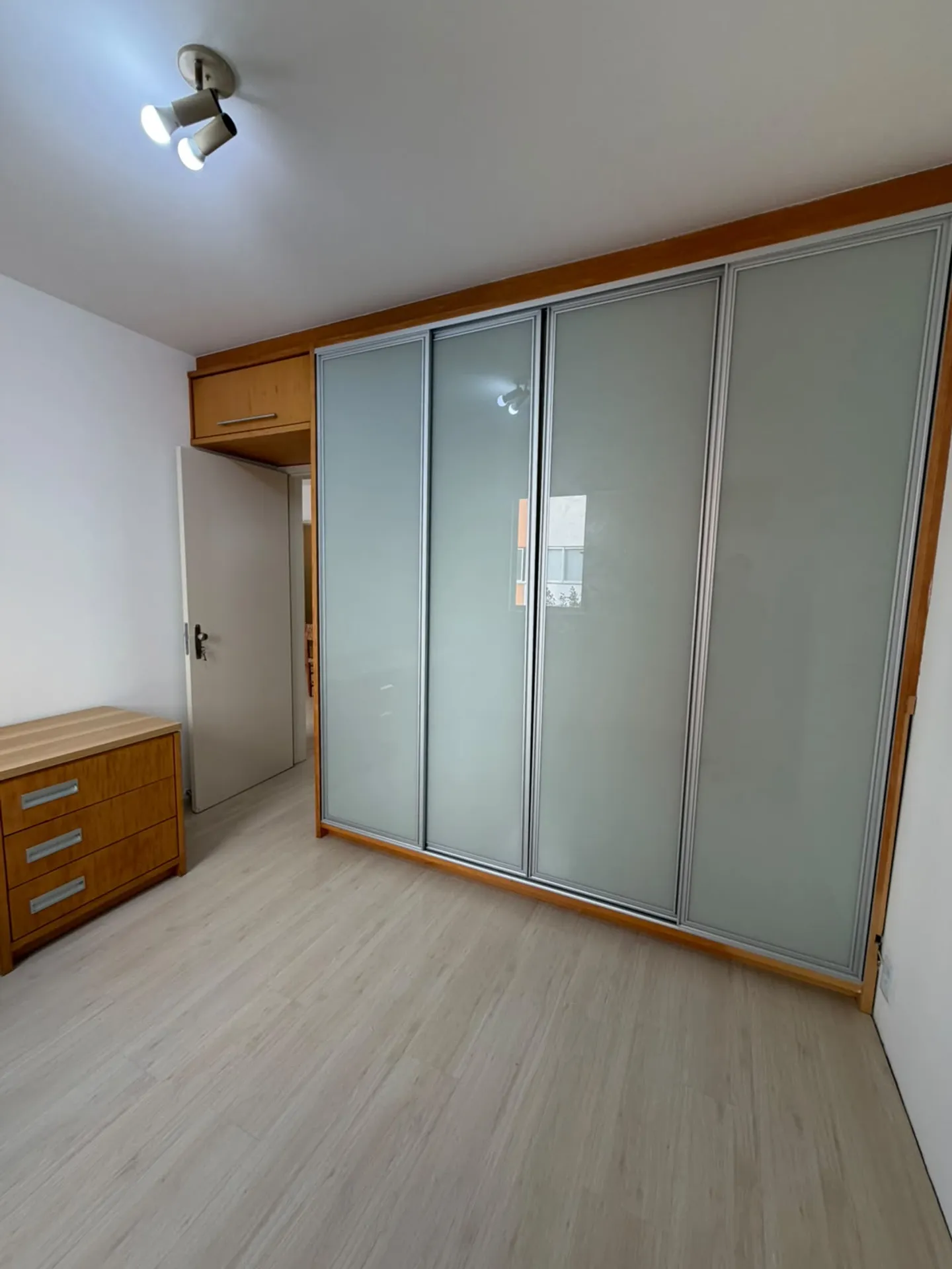Деревянный пол или ламинат и 1 спальня: квартира 41 м² — photo 4