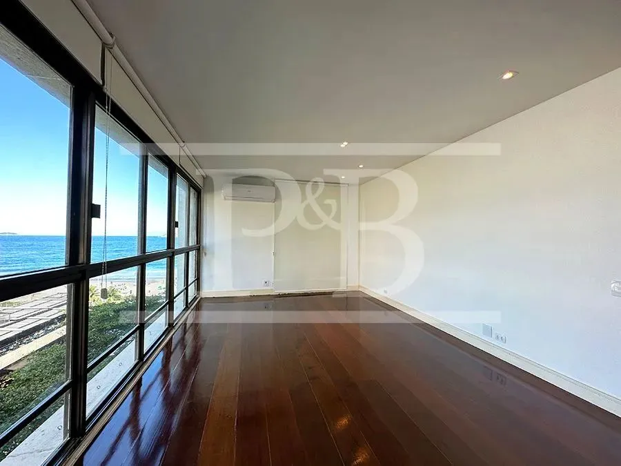 250 m² apartment with 4 bedrooms and a glassed-in balcony — photo 8