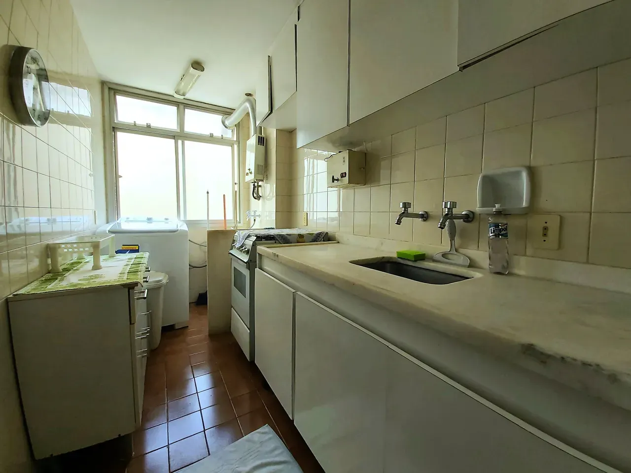 One-bedroom apartment in a building with a gym — photo 2