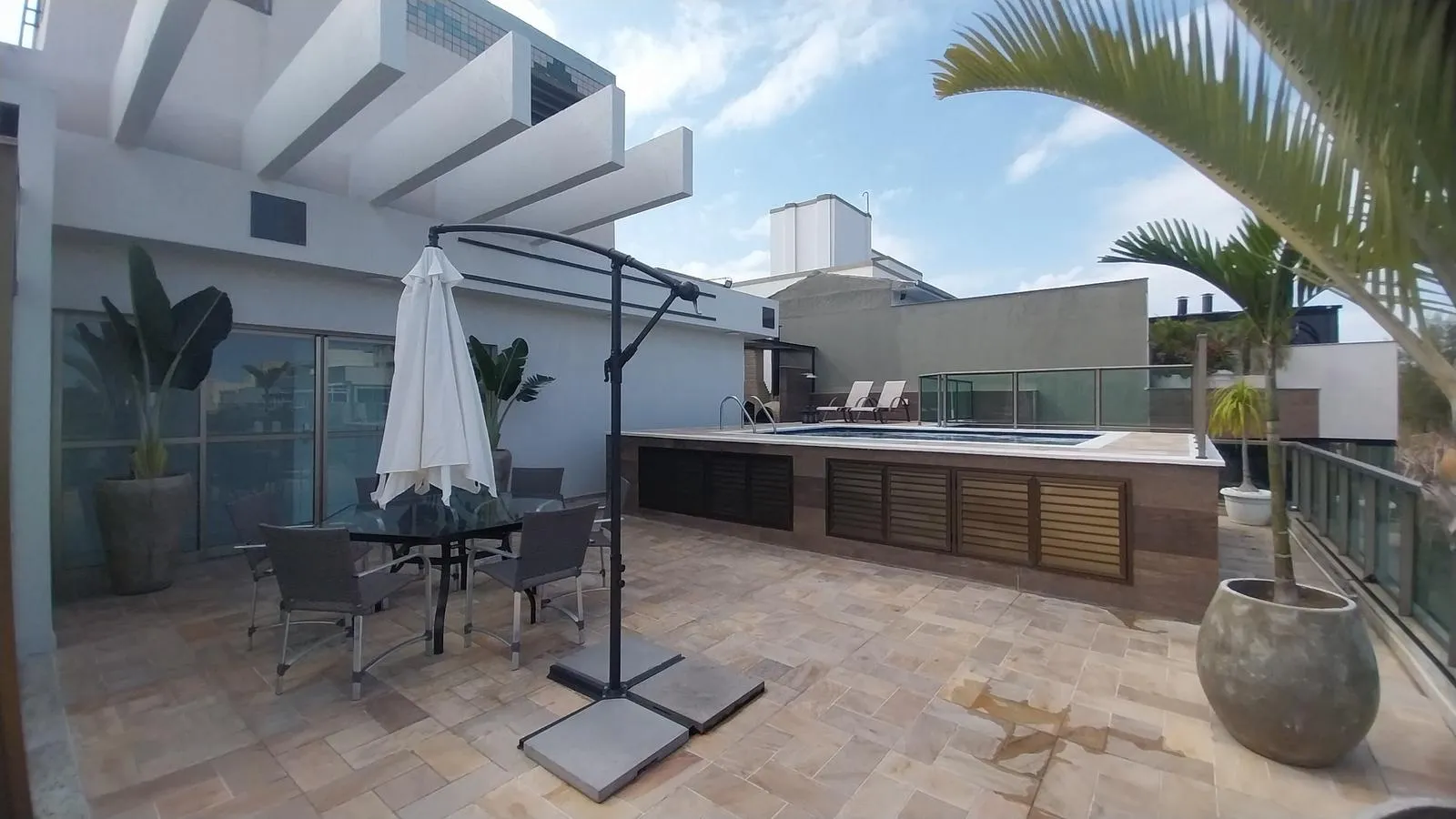 Unfurnished apartment with 4 bedrooms and 5 bathrooms — photo 2