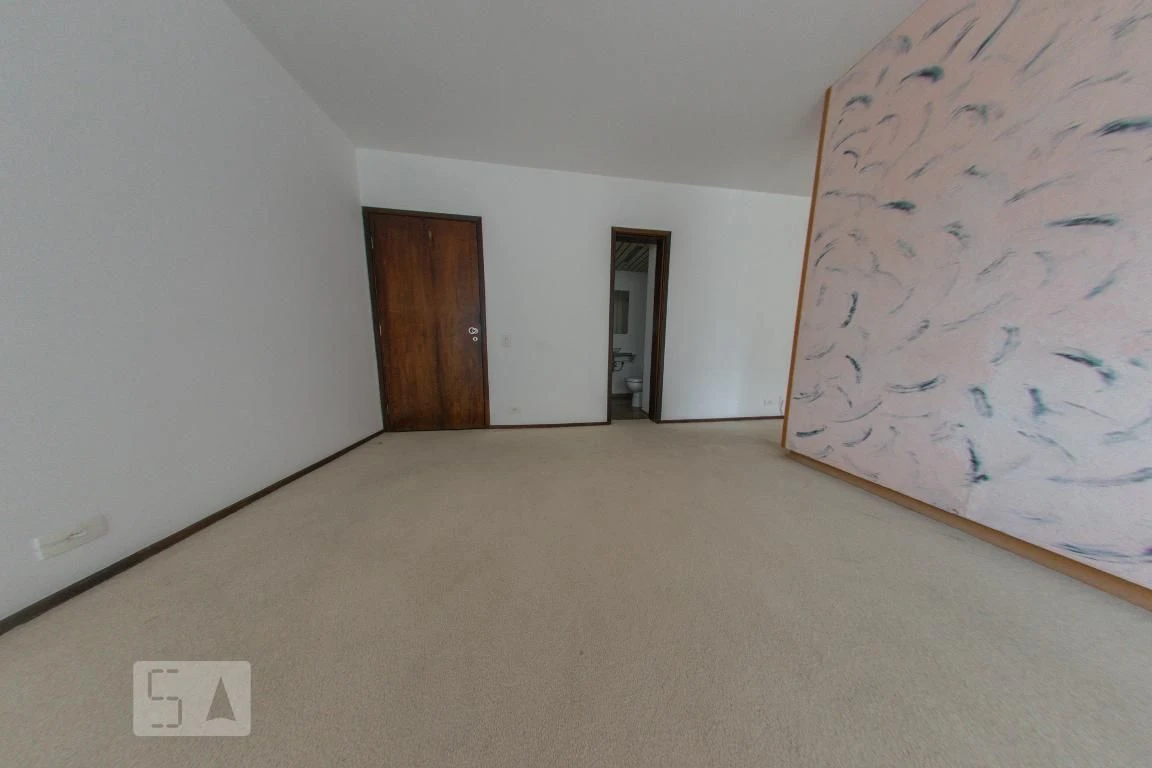 4-bedroom apartment with a walk-in closet — photo 25