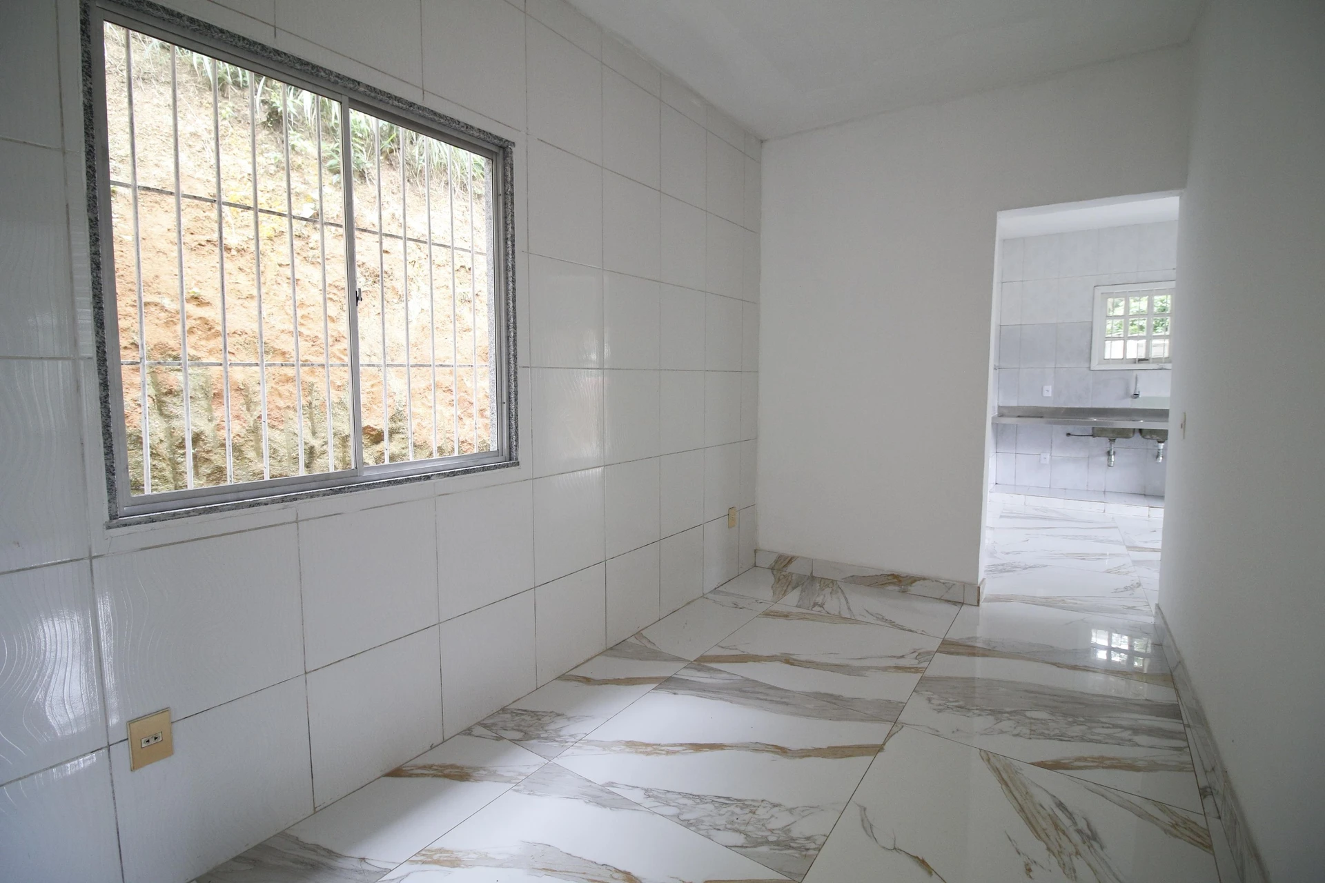 3-bedroom apartment with a grill on the balcony — photo 44