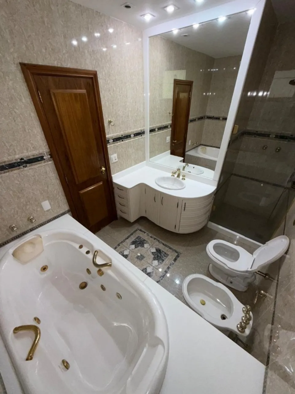 Apartamento com 4 quartos e 5 banheiros e sacada — photo 6