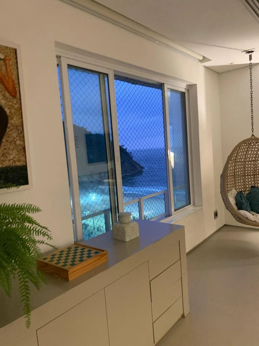 Balcony with a grill in a 3-bedroom apartment, 159 m² — photo 31