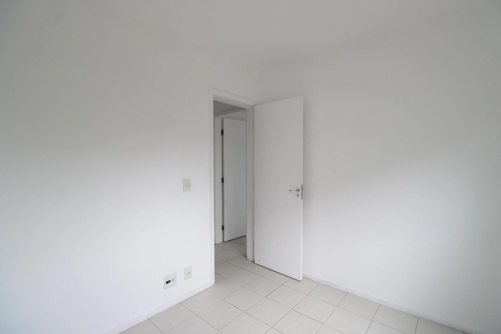 Balcony with a grill in a 3-bedroom apartment, 74 m² — photo 29