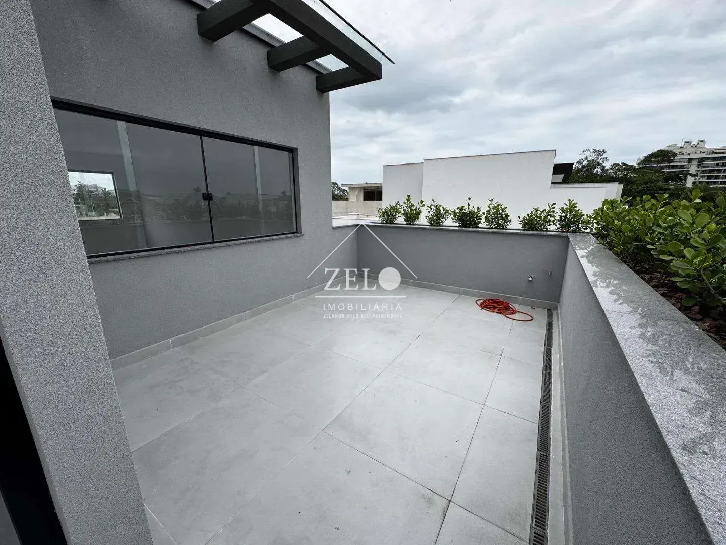 Casa com 4 quartos e 4 banheiros, cozinha integrada — photo 32